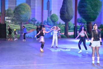 Les soirées à thèmes du Roller Dance près de Montpellier Les soirées à thèmes du Roller Dance près de Montpellier